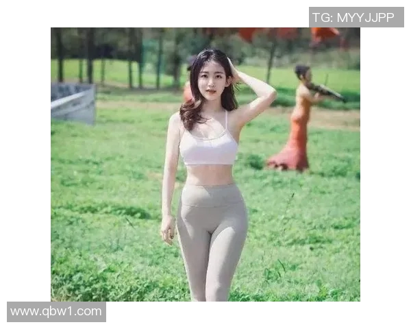 荷兰足球明星戴墨镜展现时尚风采引领潮流新风尚