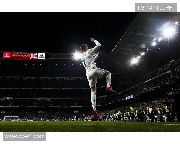 足球巨星C罗独特造型解析展现个人风格与时尚魅力