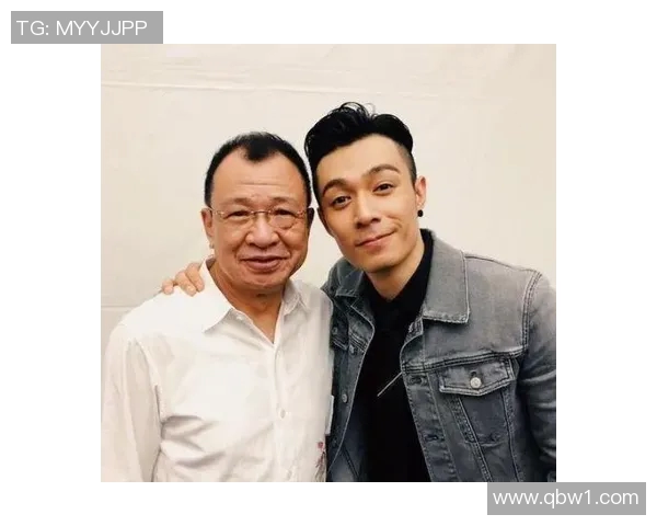 周润发与篮球明星亲密合影展现友谊与运动精神的完美结合 周润发与篮球明星亲密合影展现友谊与运动精神的完美结合